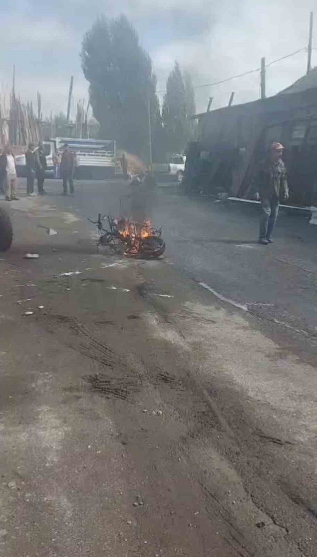 Bingöl'de kaynak yapılan motosiklet çıkan yangında kullanılamaz hale geldi