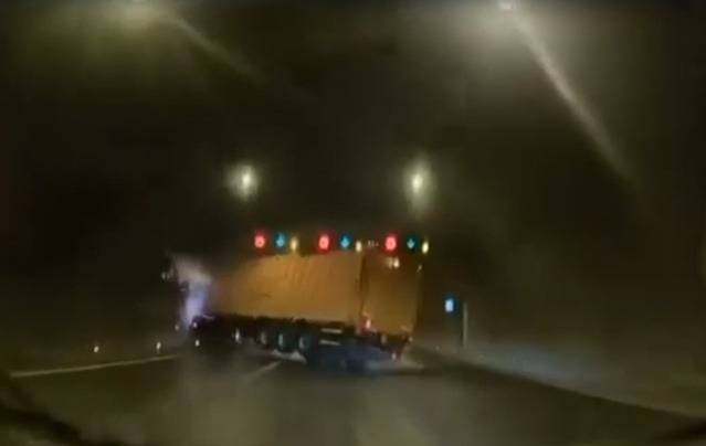 İzmir Bayraklı'da tır kaygan yolda beton bariyerlere çarptı, devrilmekten kurtuldu
