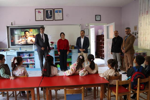 Keban Kaymakamı Onur, Fevzi Çakmak İlkokulunda inceleme yapıp müdürden bilgi aldı