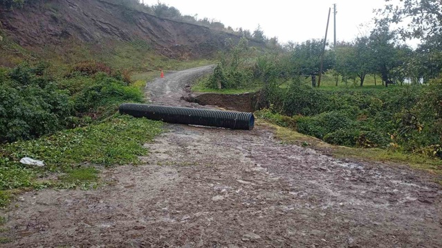 Sakarya Hendek'te 3 gündür süren sağanakta tali yol çöktü, mahalleli barikat kurdu