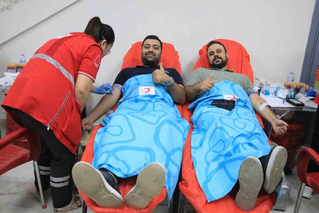 Adana Seyhan'da öğretmen ve veliler düşen kan stokları için kan bağışladı