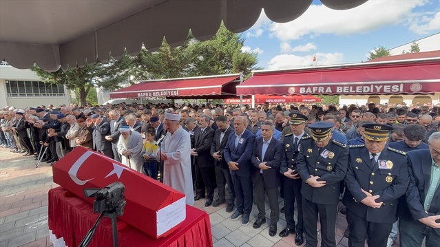 Denize düşerek hayatını kaybeden gazi polis Numan Şen Bafra'da toprağa verildi