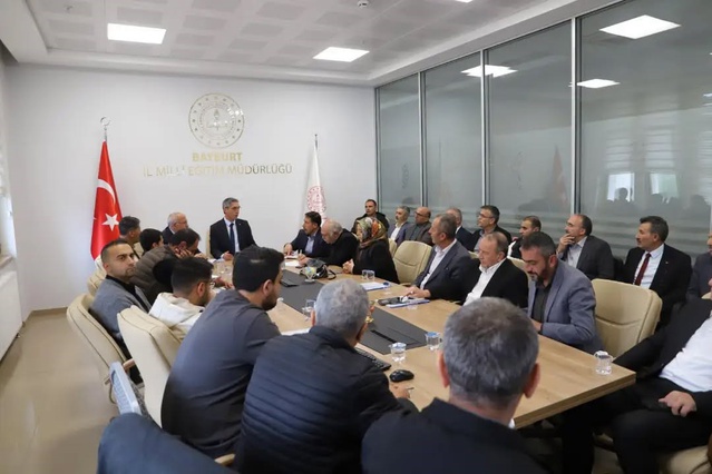 Bayburt'ta okul müdürleriyle taşımalı eğitimde güvenli ulaşım masaya yatırıldı