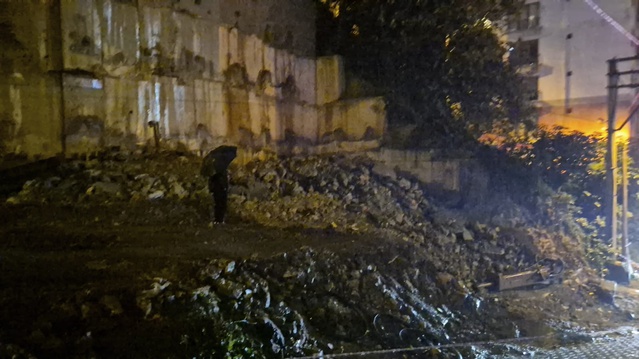 Zonguldak'ta sağanak sonrası 2 katlı evin duvarı çöktü, bazı evler tahliye edilecek