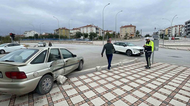 Karaman'da sabah cip ile çarpışan otomobil refüje savruldu, 2 kişi yaralandı