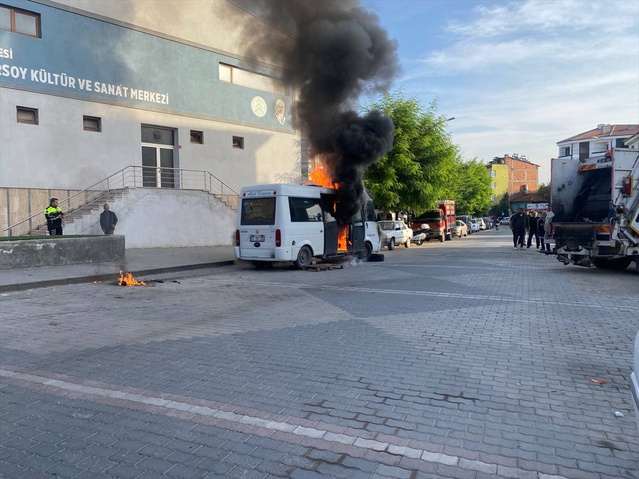 Balıkesir Dursunbey'de park halindeki minibüs yangında kullanılamaz hale geldi