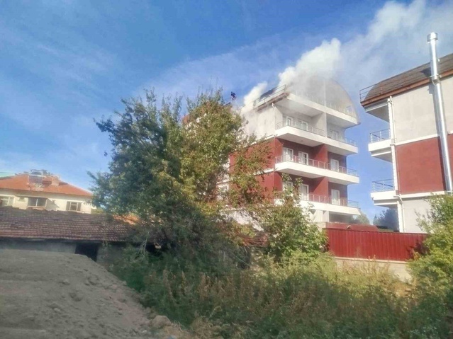 Denizli Çivril'de apartman çatısındaki izolasyon yangını söndürüldü, yaralanan yok