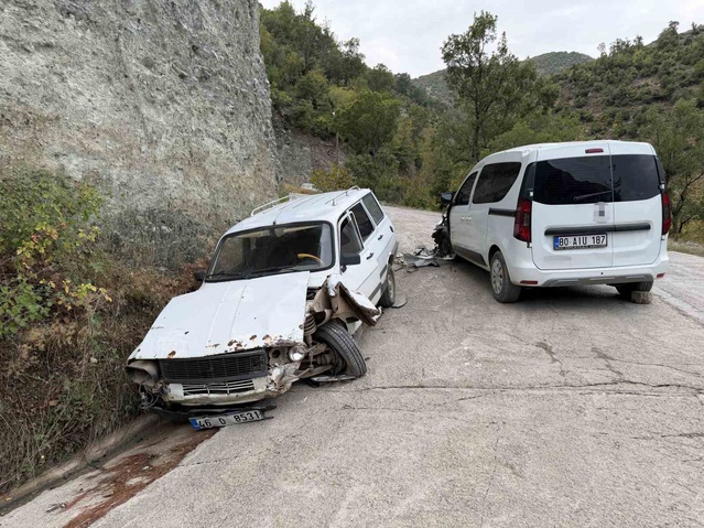Osmaniye Bahçe'de köy yolunda iki araç kafa kafaya çarpıştı, 3 kişi yaralandı