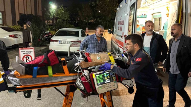 Adıyaman Kahta'da otomobil ile kamyonet çarpıştı, 4 yaralıdan biri ağır yaralandı