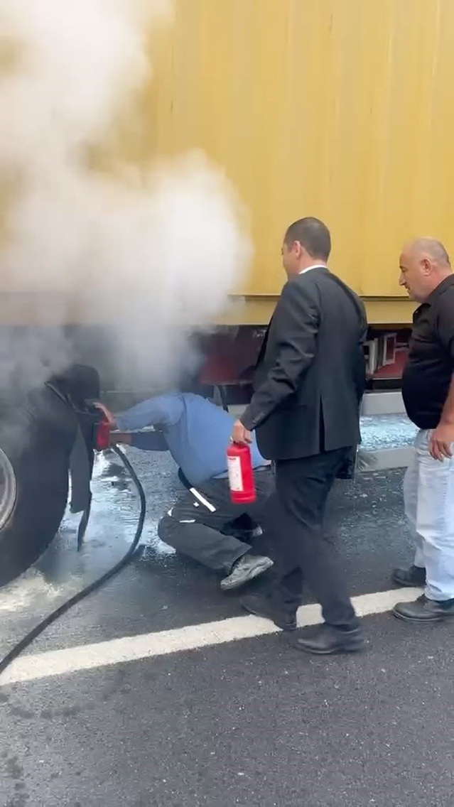 Bolu'da tırın lastikleri tutuştu, alevler beton mikseri suyuyla söndürüldü