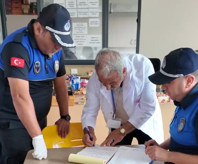Kilis zabıtası okul kantinlerini denetledi, son kullanma tarihleri kontrol edildi
