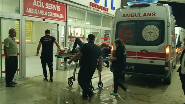 Adana Kozan'da sulama kanalına düşen araçtaki 2 yaralı hastaneye kaldırıldı