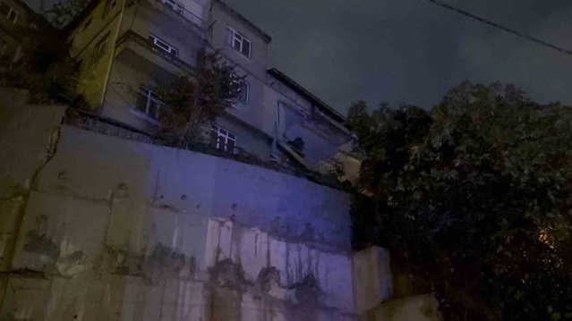 Zonguldak'ta kullanılmayan binanın istinat duvarında çatlak, içinde kısmi göçük var