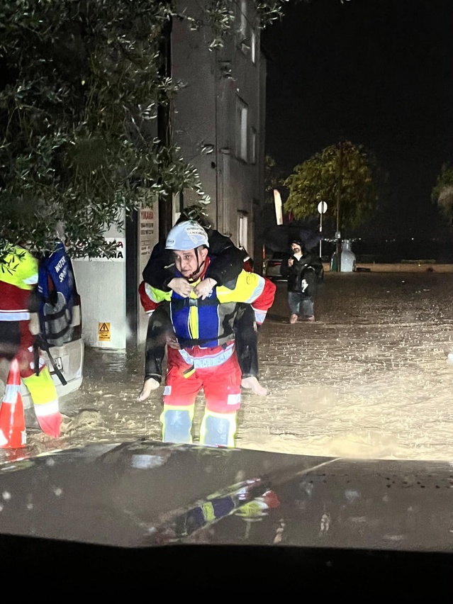 Kocaeli Başiskele'de sağanakta mahsur kalanlar botla ve sırtla kurtarıldı