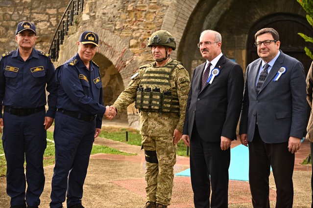 Çanakkale'de 3. Amfibi Deniz Piyade Tugay sancağı Tuğamiral Turhan'a teslim edildi