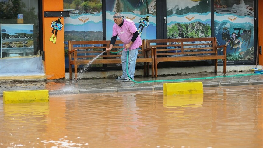Fethiye'de sağanak hayatı olumsuz etkiledi
