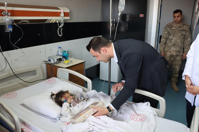 Midyat'ta protokol üyeleri, hastanede tedavi gören çocukları oyuncakla sevindirdi