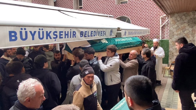 İnegöl'de kavgada bıçaklanan Emre Acar, Çinili Camisi'ndeki törenle toprağa verildi