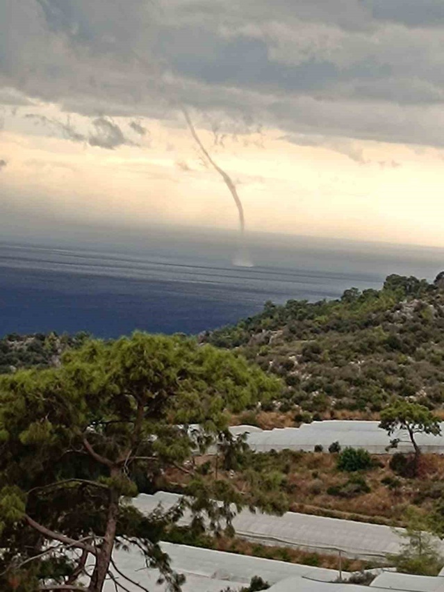 Antalya Kumluca'da sağanak fırtınaya döndü, hortum 2 seraya zarar verdi