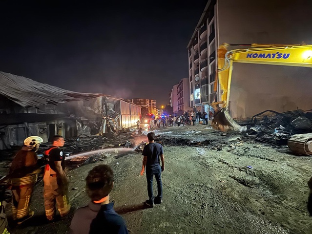Hatay Defne'de işçi konteynerindeki yangın can kaybı olmadan kontrol altına alındı