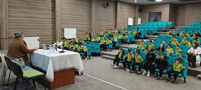 Kütahya Tavşanlı'da vergi dairesi, Nazmi Sarı İlkokulu'nda vergi bilincini anlattı