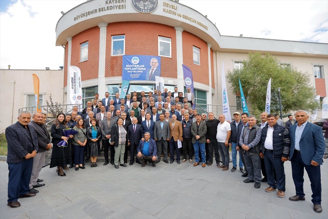 Kayseri Büyükşehir Belediye Başkanı Büyükkılıç, Develi'de muhtarlarla buluştu