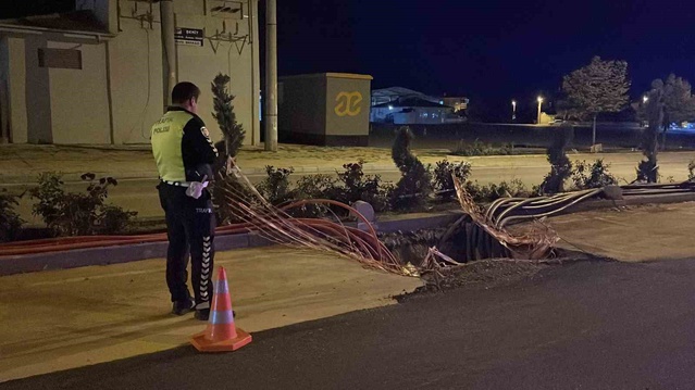 Karaman’da elektrik hattı için kazılan çukura giren otomobilde hasar oluştu