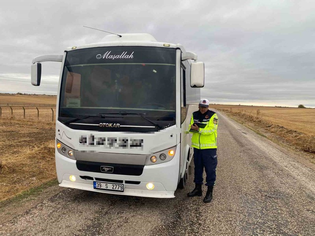 Babaeski'de jandarma okul servisi denetiminde öğrencilere güvenlik kuralları anlattı
