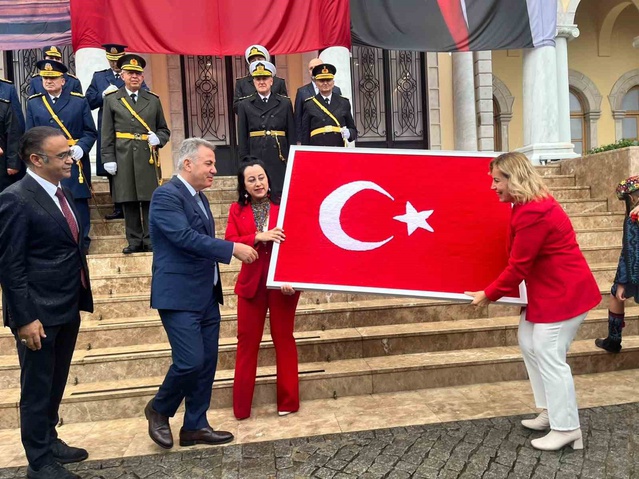 Cumhuriyet'in 103. yılı için dokunan Türk bayrağı İzmir Valisi Elban'a teslim edildi