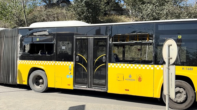 Sultangazi'de İETT otobüsü istinat duvarına ve kaldırıma çarptı, 4 yolcu yaralandı
