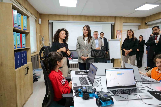 Hatay'da Yüreğimizdeki Işık Projesi'nde Esra Masatlı çocuklarla ahşap kesimi yaptı