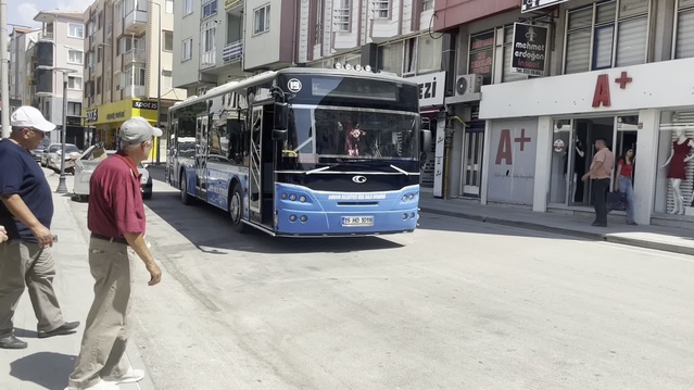 Burdur Belediye Meclisi otobüs ücretlerine zam yaptı, indi-bindi 50 lira oldu.