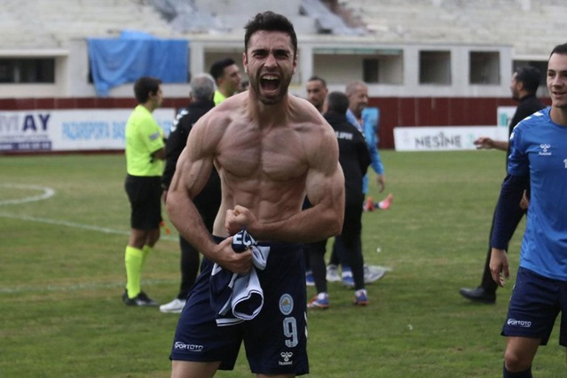 21 yaşındaki futbolcunun gol sevinci olay oldu