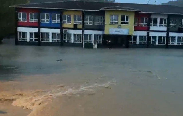 Alibey Deresi taştı, Arnavutköy'de Boğazköy İlkokulu'nu su bastı, cadde kapatıldı