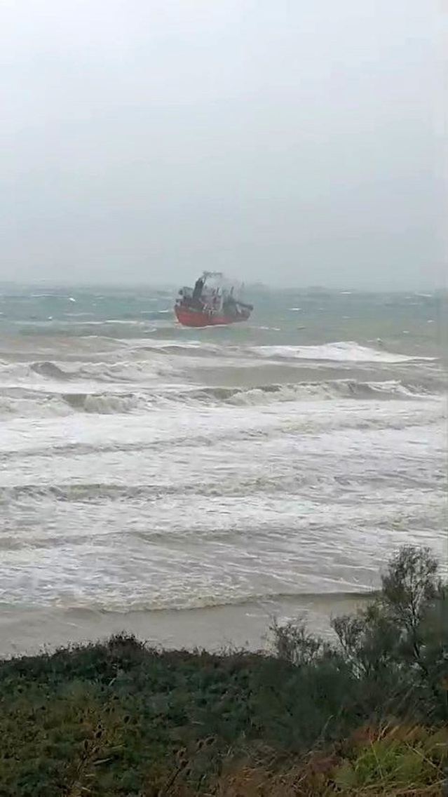 Kameraya yansıyan fırtınada GAS MILANO LPG tankeri İstanbul Sarıyer'de kurtuldu