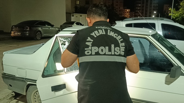 Adana Kozan'da iş yerine motosikletli 2 kişi ateş açtı, 2 kişi yaralandı