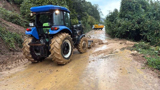 Kocaeli'de sağanak sonrası belediye ekipleri Yuvacık'ta 24 kişiyi tahliye etti
