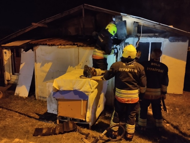 Bolu'da sobadan sıçrayan kıvılcımla çıkan yangında bir oda kullanılamaz hale geldi