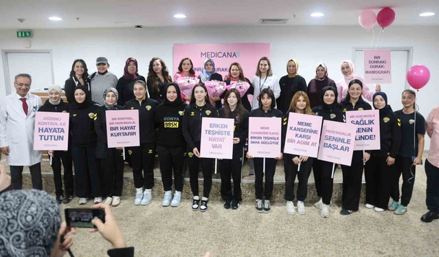 Konya'da Mukaddes Şahin, 2007'de yendiği meme kanserini anlatıp kadınlara umut oluyor