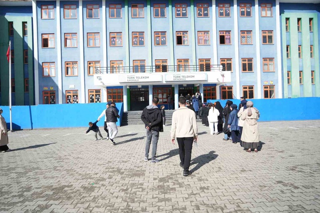 Muş'ta KPSS Ön Lisans oturumu başladı, geç kalan adaylar surlardan atladı
