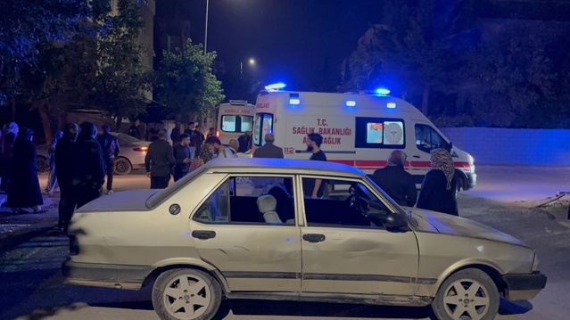 Adıyaman'da kavşakta çarpışan iki otomobilden biri bisikletli iki çocuğu yaraladı