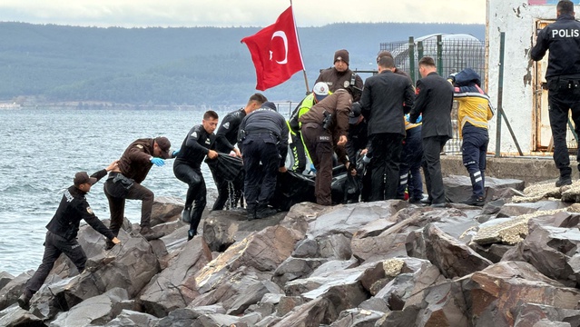 Çanakkale'de eski feribot iskelesinde kayalıklara vurmuş erkek cesedi bulundu