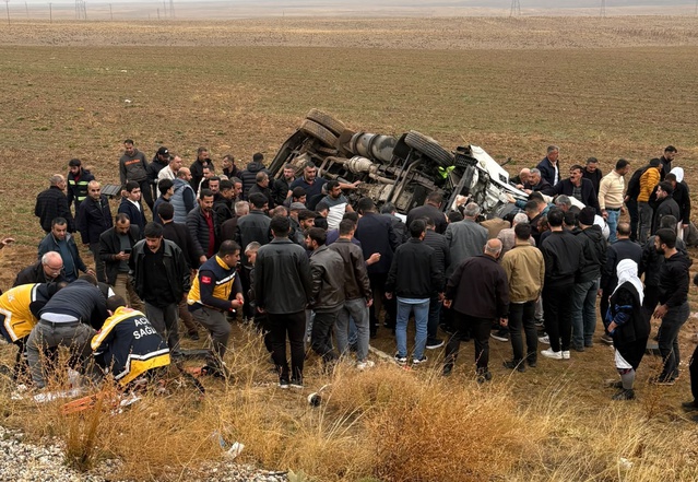 Hakkari-Van yolunda 3 aracın karıştığı kazada 12 kişi yaralandı