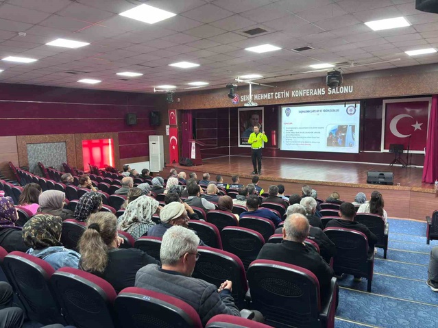 Uşak'ta okul servis sürücülerine ve rehberlere güvenli sürüş eğitimi verildi