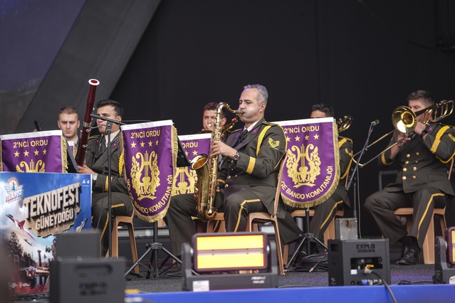 2. Ordu Bölge Komutanlığı Bando Takımı, TEKNOFEST'te GAP Havalimanı'nda konser verdi