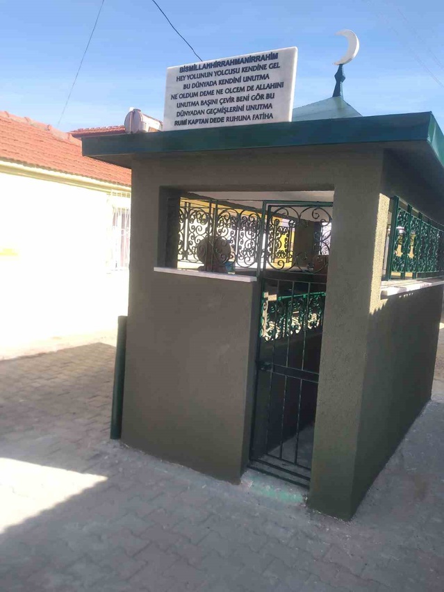 Burhaniye'de Kaptan Dede Türbesi mahalle sakinlerinin imecesiyle yenilendi