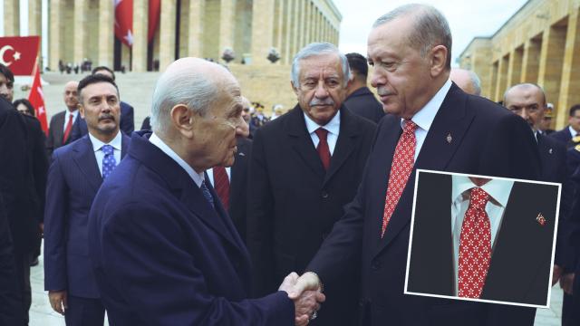 Cumhurbaşkanı Erdoğan'ın kırmızı kravatında KAAN detayı