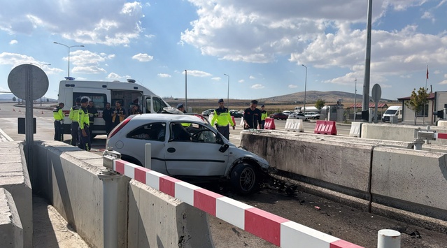 Aksaray'da Niğde-Ankara Otoyolu'nda otomobil beton bariyere çarptı, sürücü öldü.
