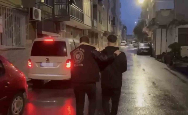 İzmir'de 74 adrese şafak operasyonunda 164 şüpheli yakalandı