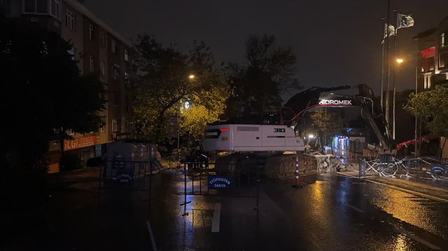 İstanbul Eyüpsultan'da yağışta çöken yola iş makinesiyle müdahale edildi